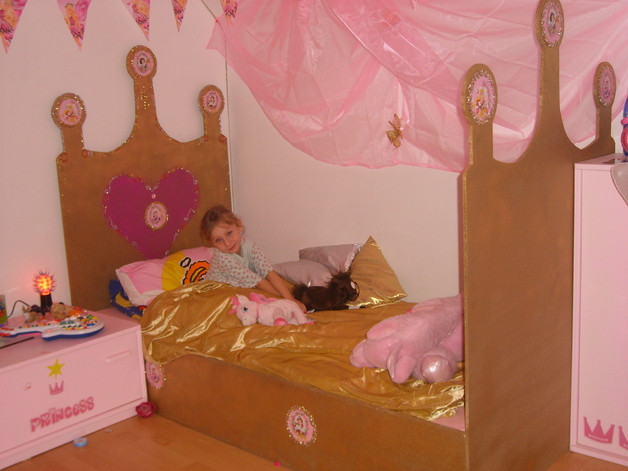 Prinzessinnen Bett
 Weiteres goldenes Prinzessinnen Bett ein Designerstück