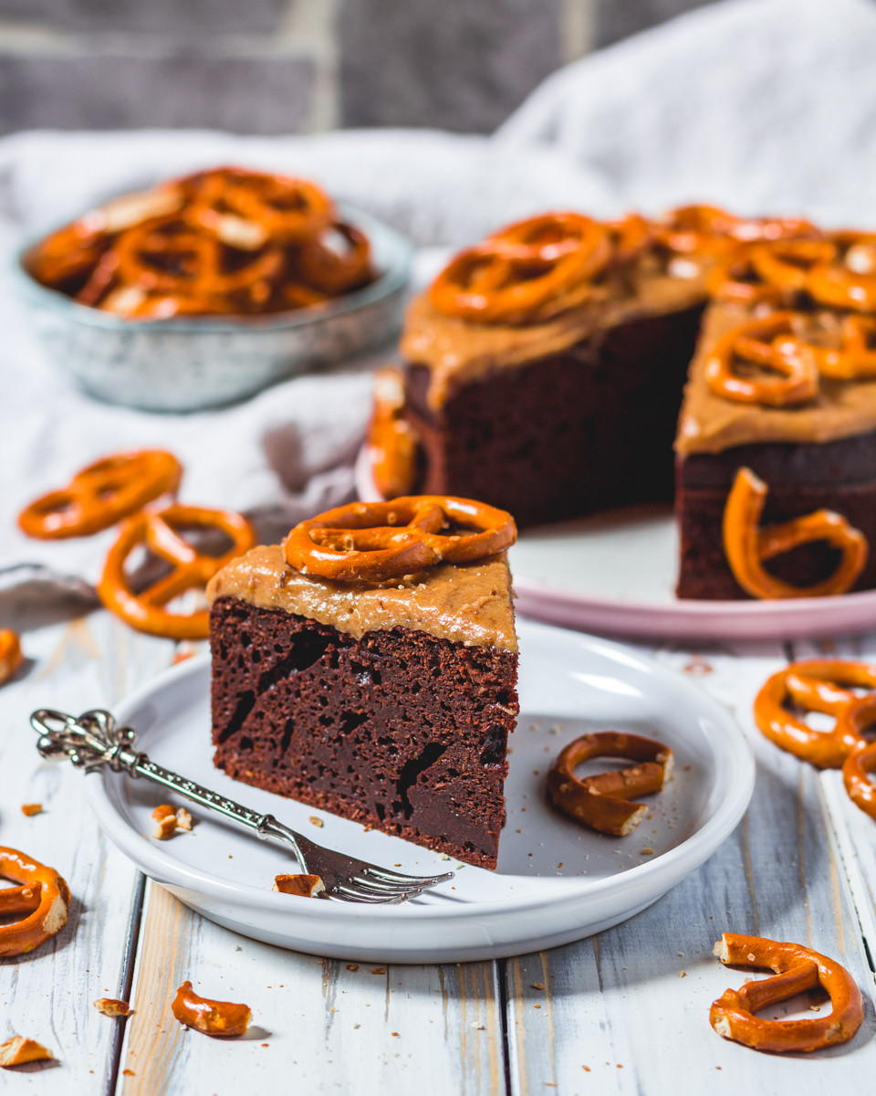 Protein Kuchen
 Brownie Protein Kuchen mit Karamell Brezel Topping