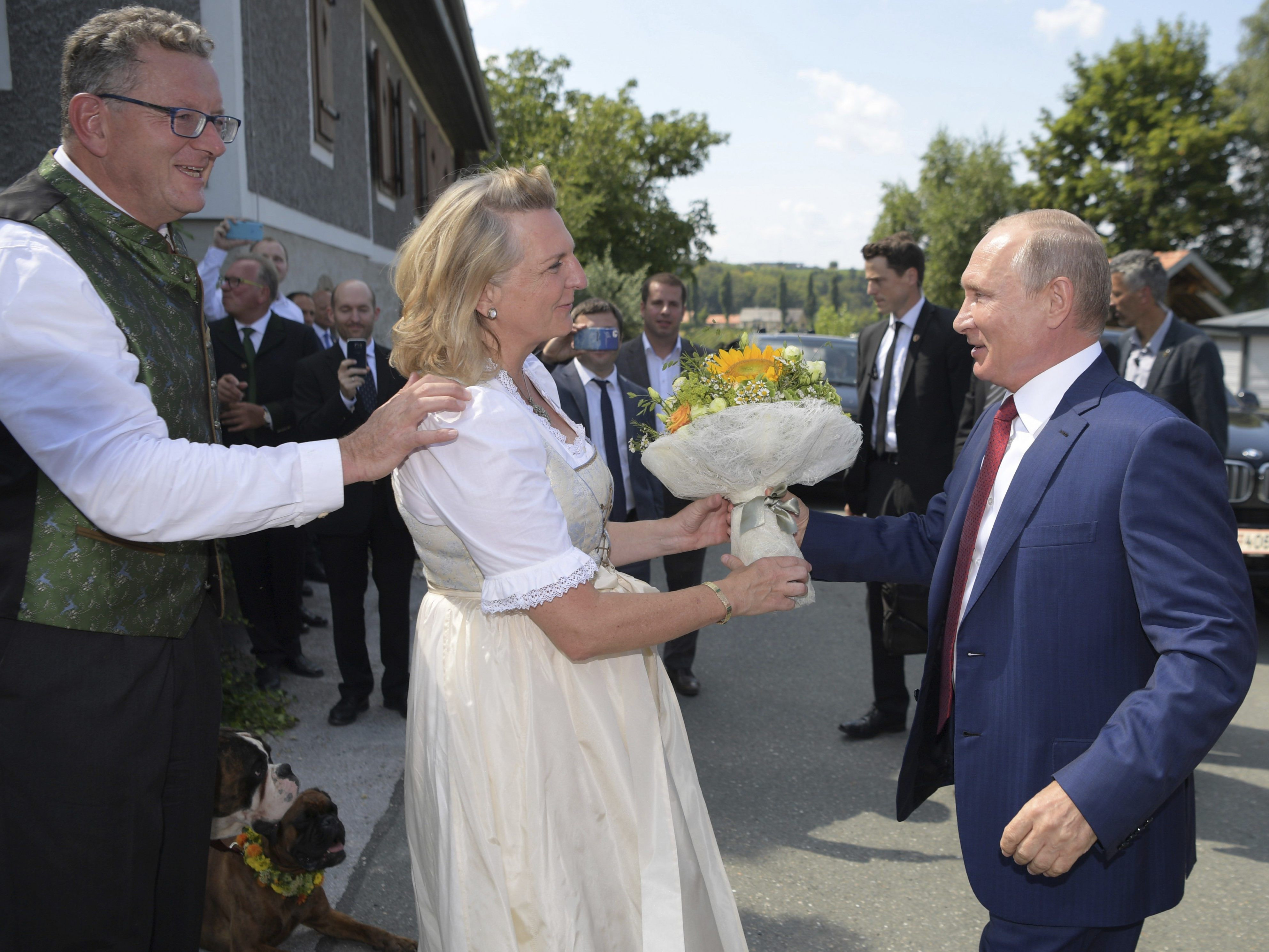 Putin Hochzeit
 “Kniefall vor Putin” Knicks bei Kneissl Hochzeit sorgt