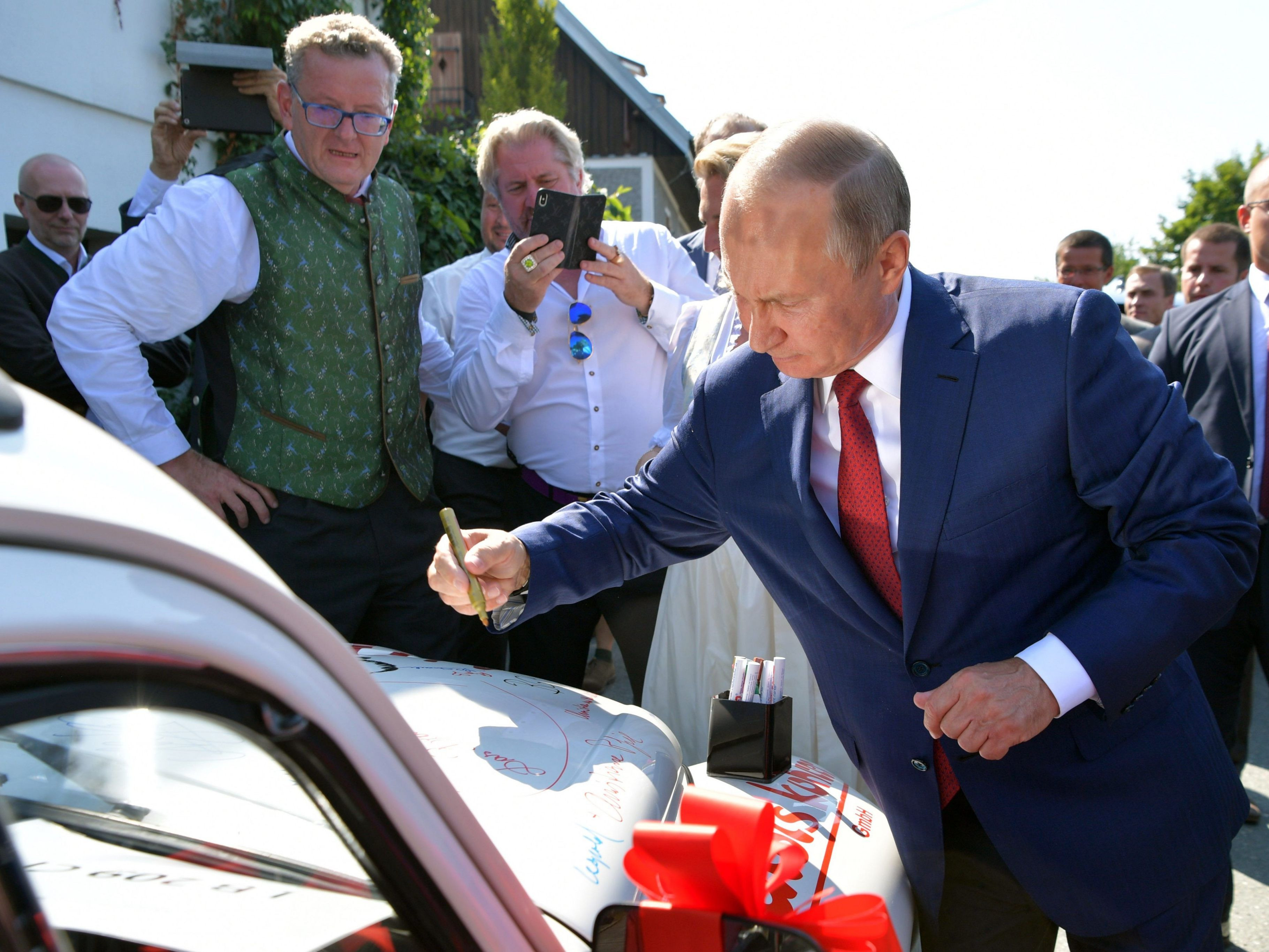 Putin Hochzeit
 Kneissl Hochzeit VW Käfer mit Putin Autogramm wird