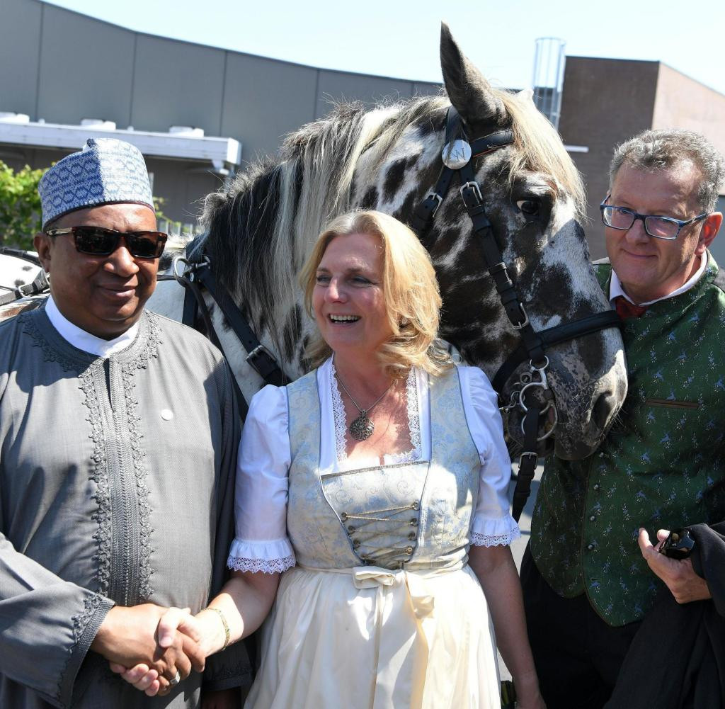 Putin Hochzeit
 Kneissl Hochzeit Die schräge Putin Show in der Steiermark