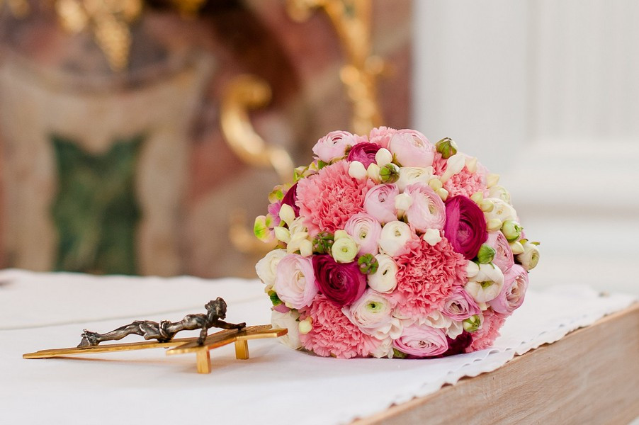 Ranunkeln Brautstrauß
 Sommerliche Traumhochzeit in Kloster Holzen mit Fototipps