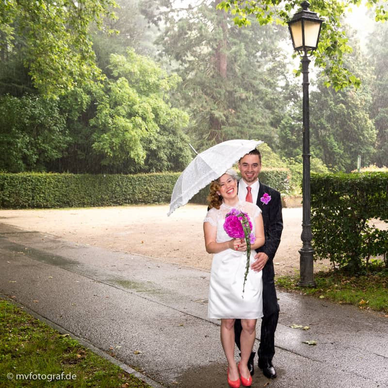 Regenschirm Hochzeit
 Hochzeitsfotos Bad Homburg zeitlos und elegant