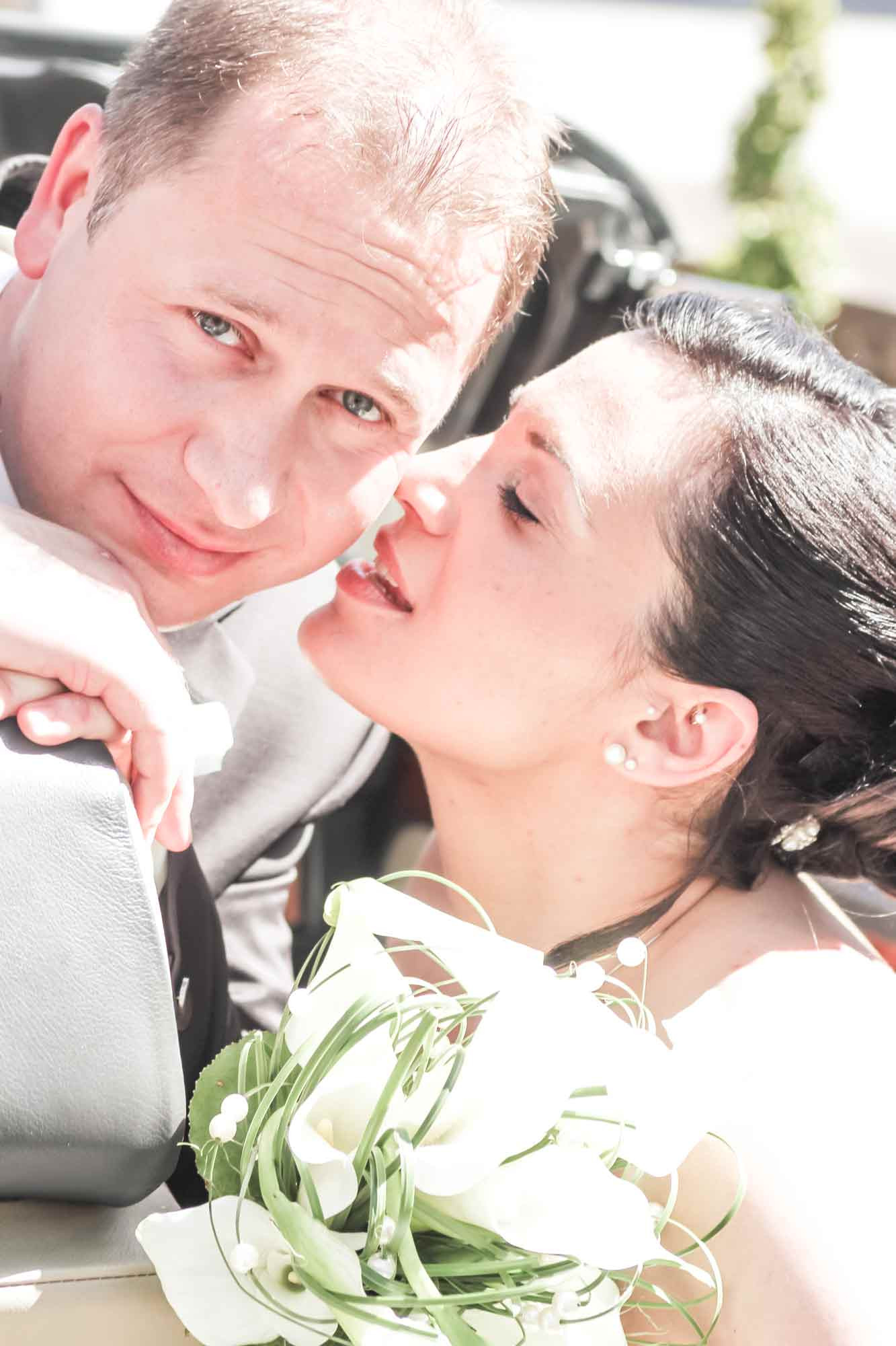 Romantische Hochzeitssprüche
 brautpaar foto kuss big
