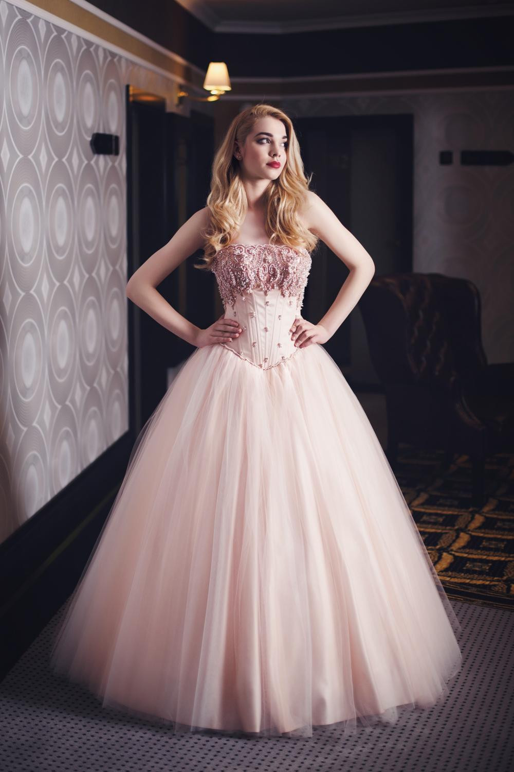 Rosa Hochzeitskleid
 Brautkleid in rosa mit Perlen bestickt Maßanfertigung