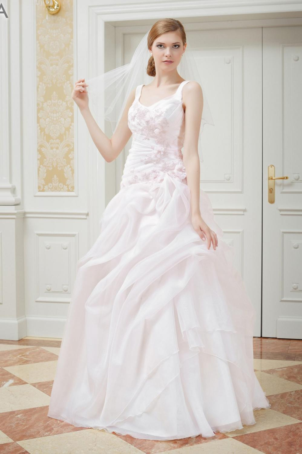 Rosa Hochzeitskleid
 Maßgeschneidertes Hochzeitskleid rosa mit Trägern