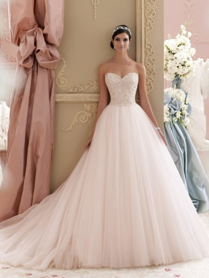 Rosa Hochzeitskleid
 Rosa Brautkleid für einen glamourösen Hochzeits Look