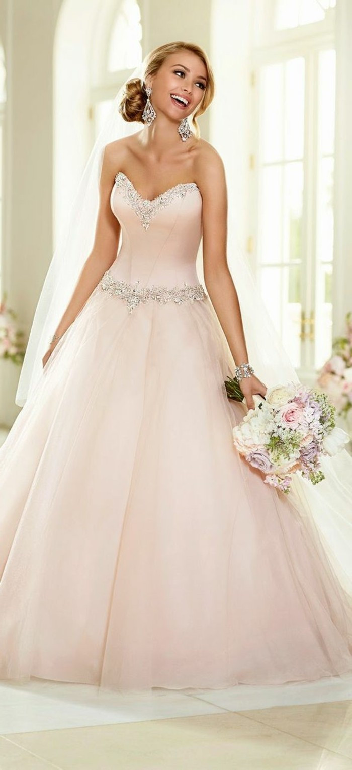 Rosa Hochzeitskleid
 Rosa Brautkleid für einen glamourösen Hochzeits Look