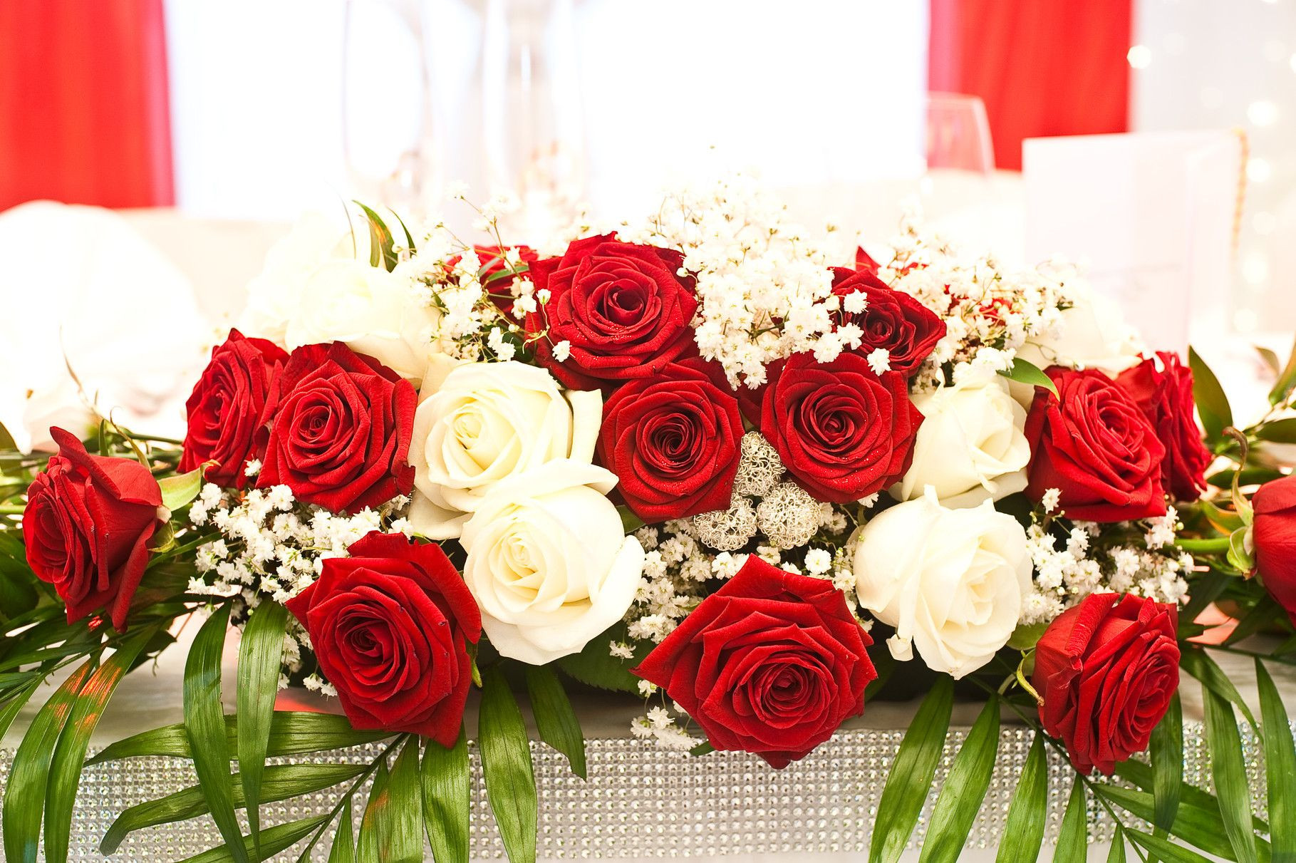 Rote Hochzeit
 rote und weiße Rosen Tischgesteck