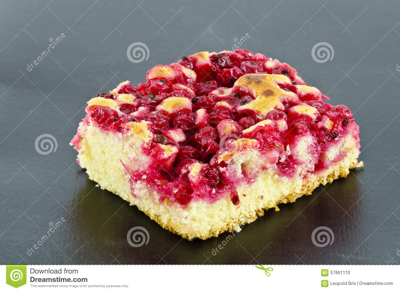Rote Johannisbeeren Kuchen
 Kuchen Bedeckt Durch Rote Johannisbeeren Stockfoto Bild