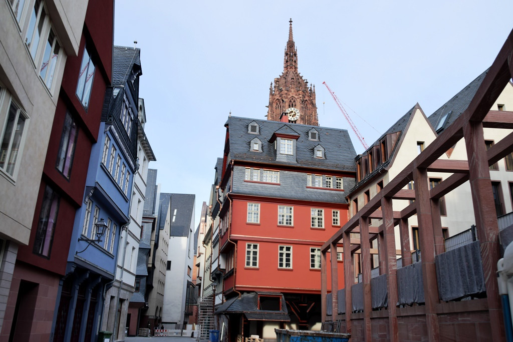 Rotes Haus Frankfurt
 Rotes Haus und Schirn © Rüdiger Edelmann – VDRJ