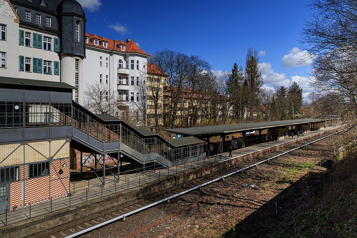 S Bahnhof Botanischer Garten
 Bahnhof Berlin Botanischer Garten –