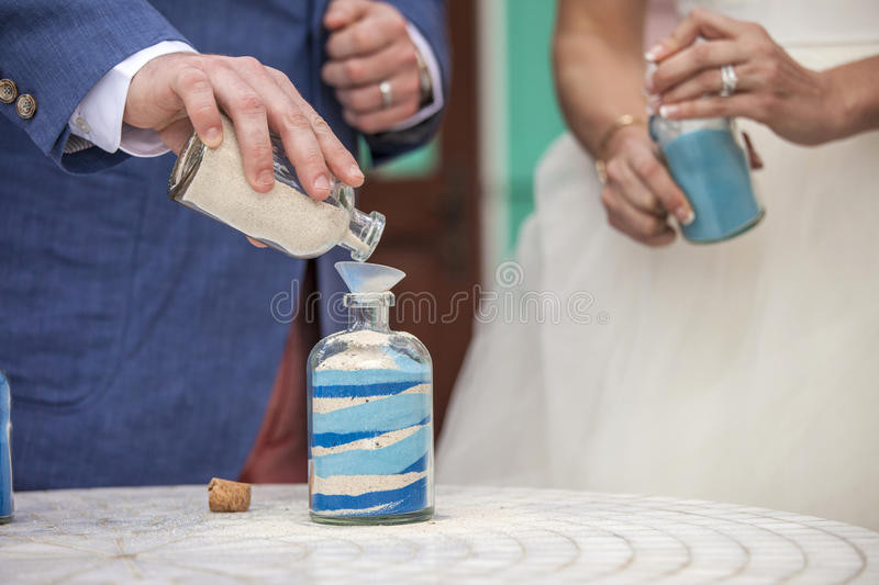 Sandzeremonie Hochzeit
 Sandzeremonie An Der Hochzeit Stockfoto Bild von groom