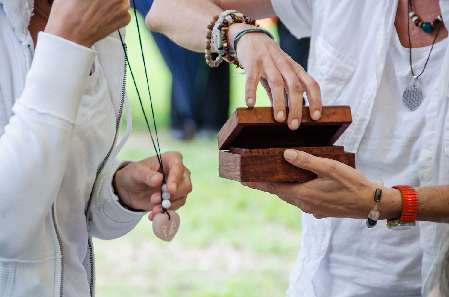 Schamanische Hochzeit
 Gleichgeschlechtliche schamanische Hochzeit – wirkende Kraft