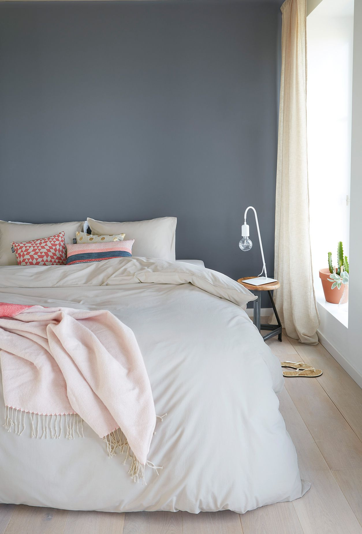 Schlafzimmer Grau
 Ein hübsches Blau Grau als Wandfarbe im Schlafzimmer