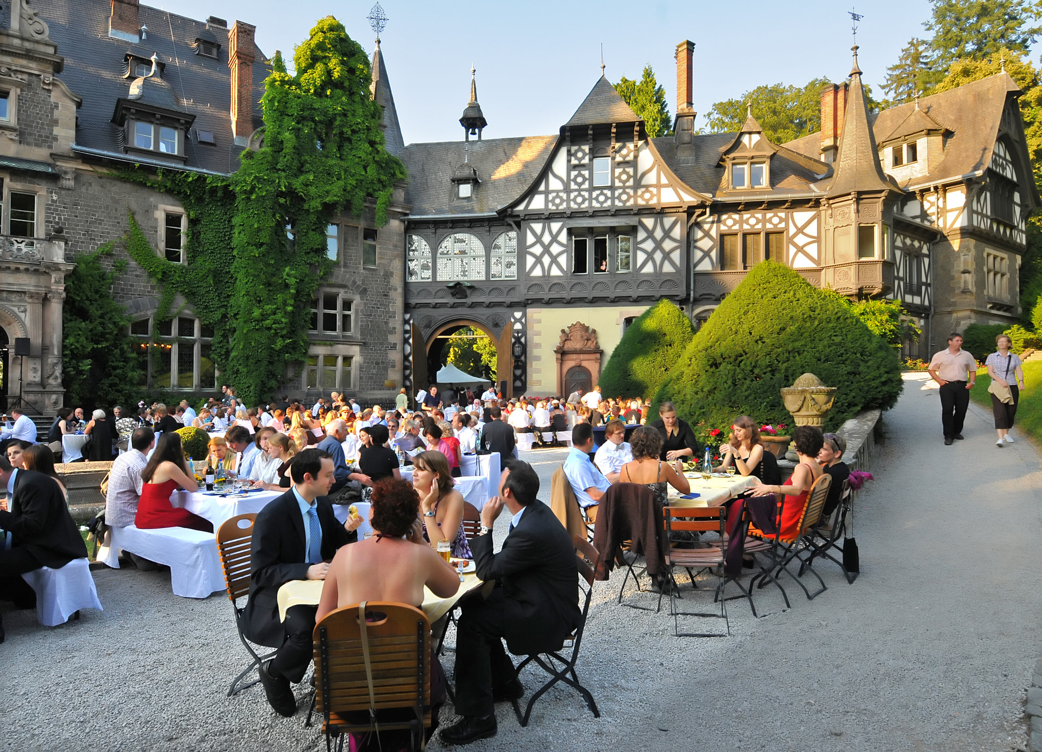 Schloss Rauischholzhausen Hochzeit
 Endlich wieder Sommer Die JLU feiert auf Schloss