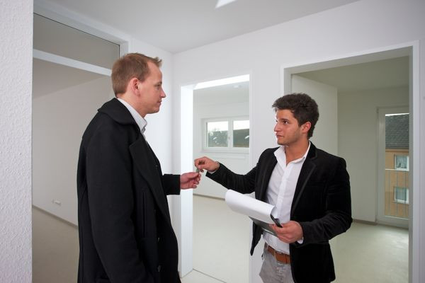 Schlüsselübergabe Wohnung
 Ausbildungsberufe mit Immobilien l Berufe mit Immobilien