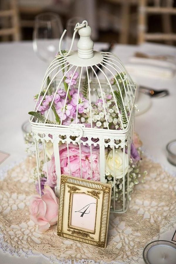 Schöne Ideen Für Standesamtliche Hochzeit
 schöne lila Blumen in einem weißen Käfig Deko