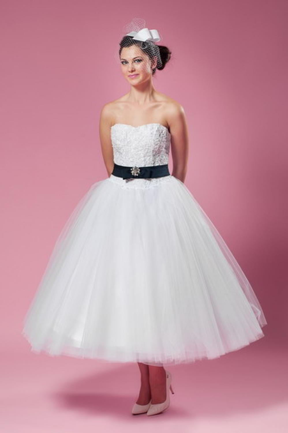 Schwarz Weiß Hochzeitskleid
 Verspieltes Rockabella Brautkleid mit Gürtel Schwarz weiß