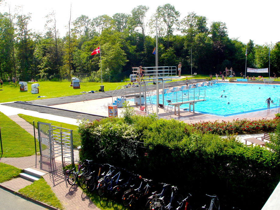 Schwimmbad In Der Nähe
 Ferienhaus Kiebitz im Ferienpark Godewind Halbinsel