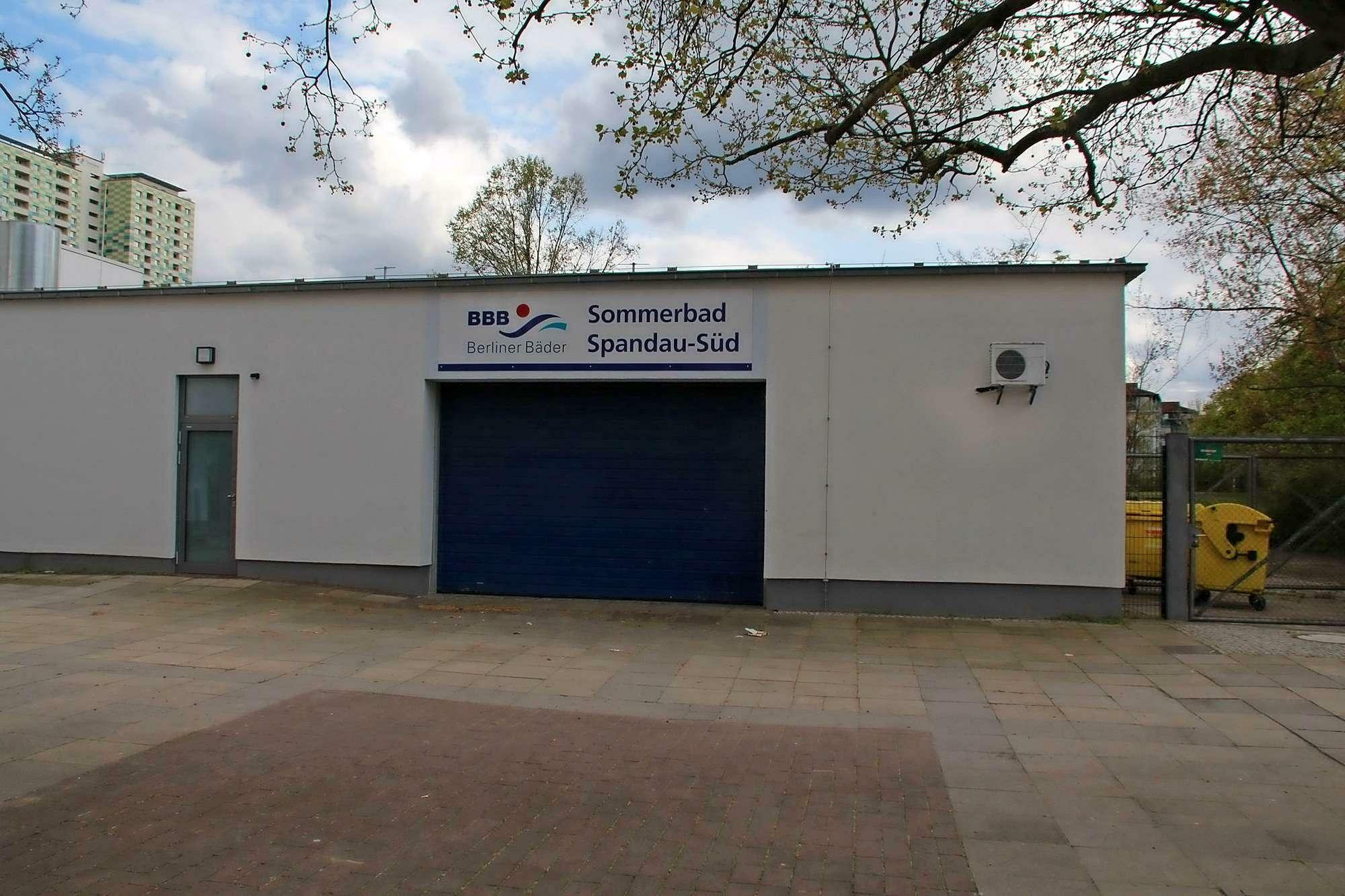 Schwimmbad Spandau Süd
 Berlin Spandau Wieder Snacks für Badegäste und eine