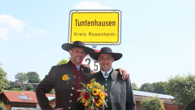 Schwulen Hochzeit
 Tuntenhausen Erste Schwulen Hochzeit in der Gemeinde fand