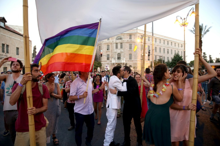 Schwulen Hochzeit
 Ultraorthodoxer Abgeordneter tritt nach Teilnahme an