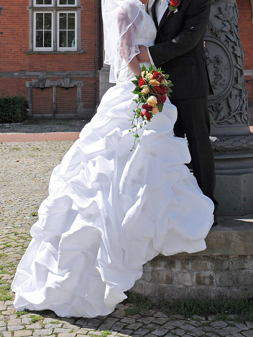 Sissi Hochzeitskleid
 Sissi Hochzeitskleid mit Schleppe – Cindy & Ella Hamburg