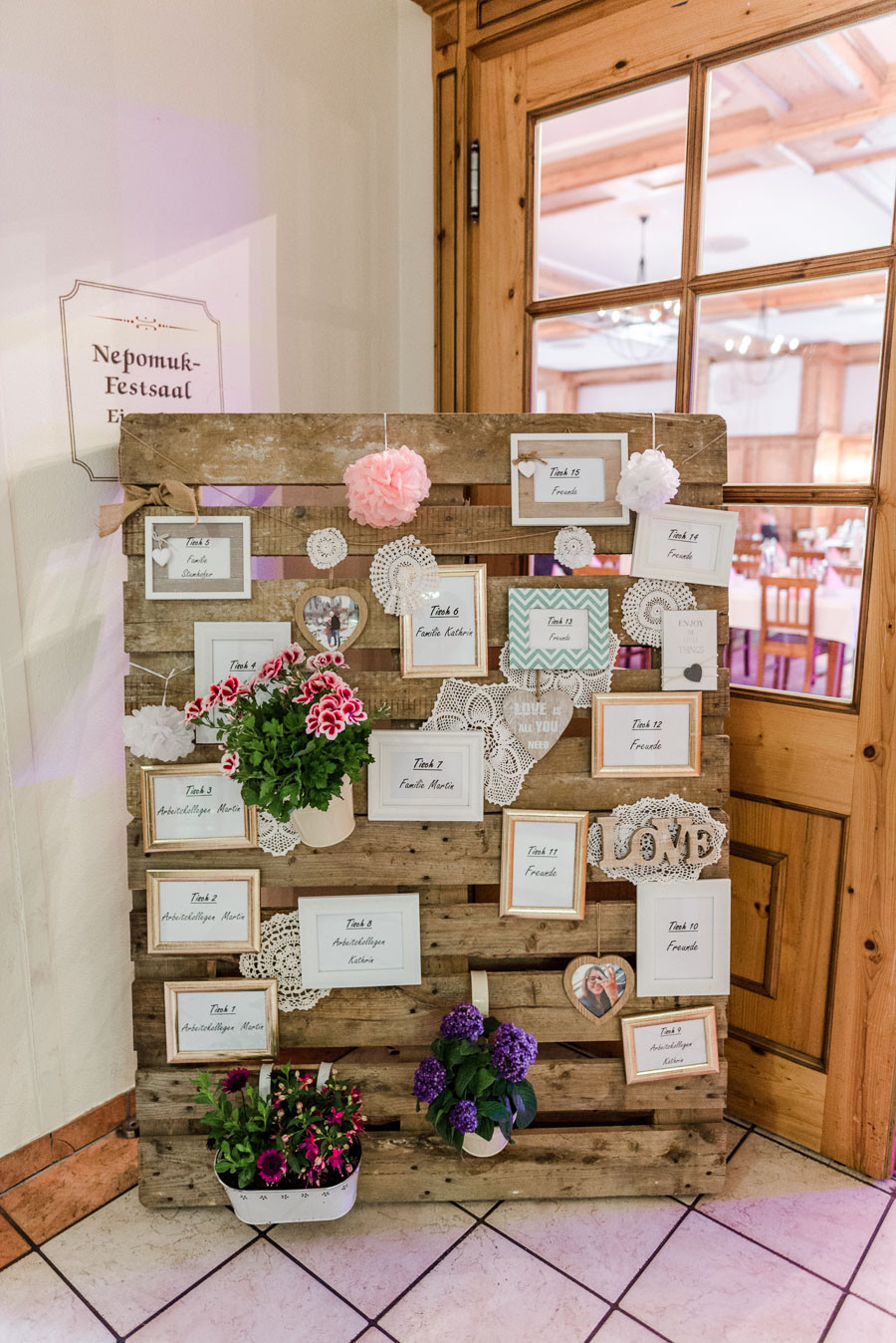 Sitzplan Hochzeit Ideen
 Vintage verliebte DIY Hochzeit im bayerischen Wirtshaus