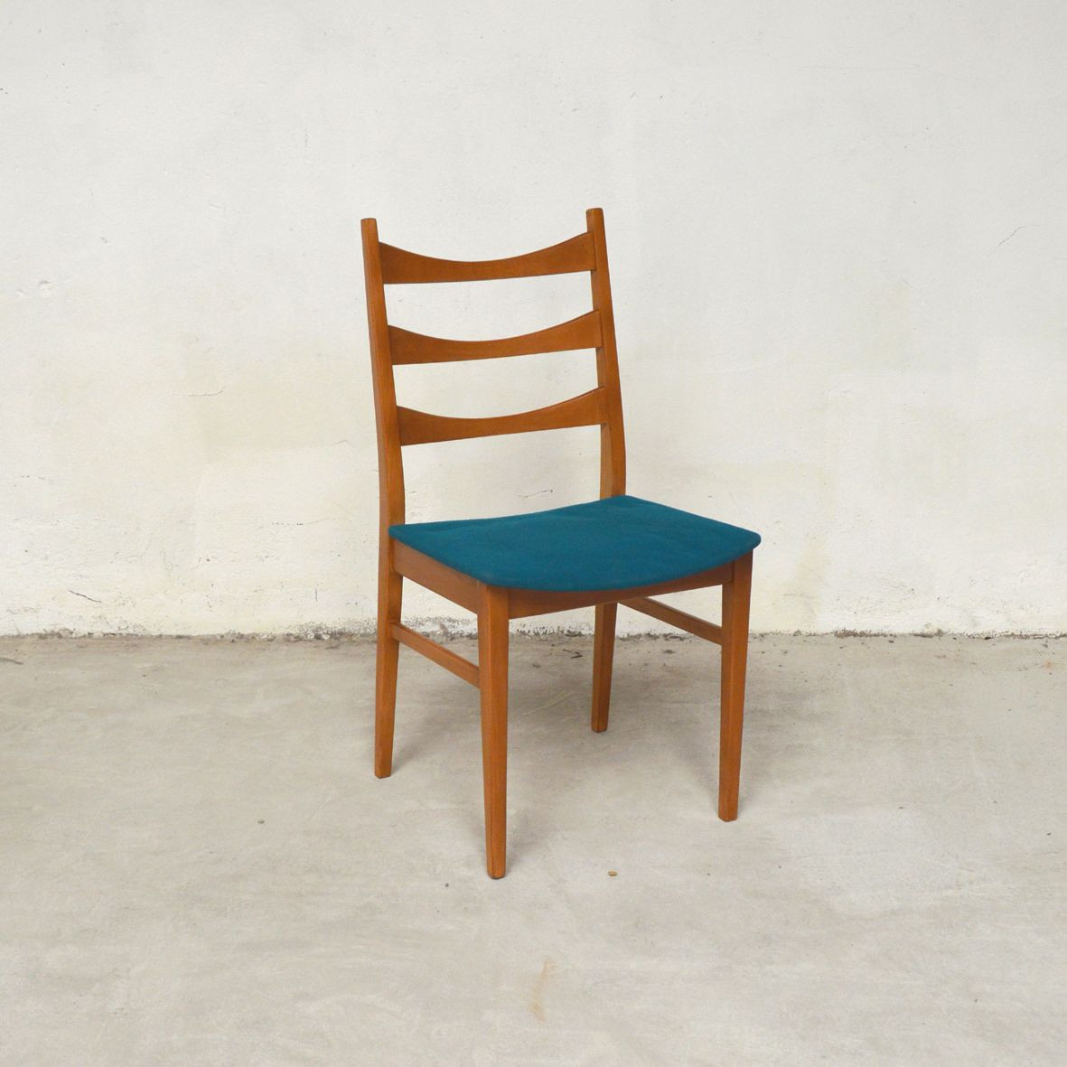 Skandinavische Stühle
 Skandinavische Stühle mit blauen Sitzen 1960er 4er Set