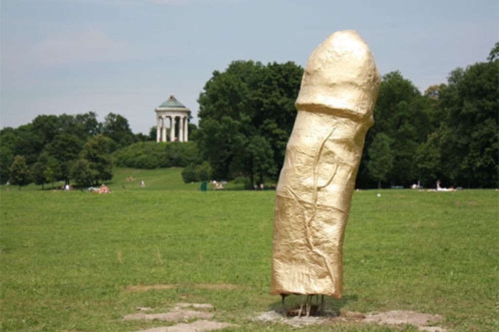 Skulptur Garten
 München Phallus Skulptur im Englischen Garten Gold unter