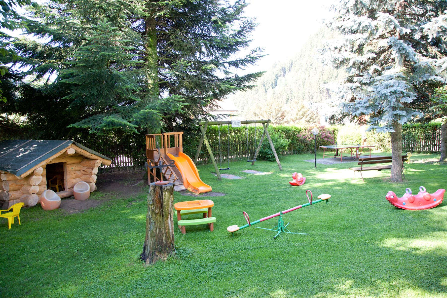 Spielplatz Garten
 Schöner Garten mit Spielplatz und Liegewiese im Hotel