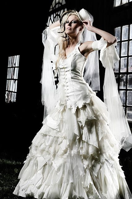 Steampunk Hochzeitskleid
 Extravagante Brautmode und ausgefallene Hochzeitsnazüge