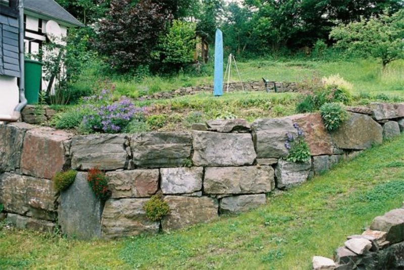 Steinmauer Garten
 Steinmauer als Blickfang und Sichtschutz im Garten – 40 Ideen