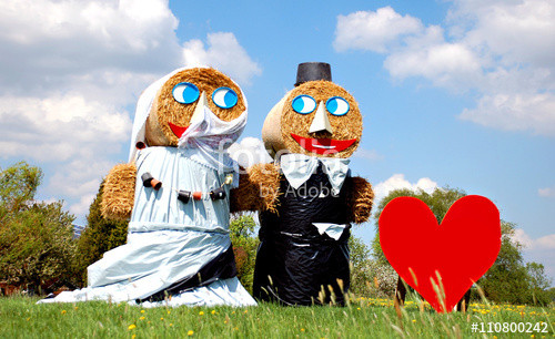 Strohpuppen Hochzeit
 "Brautpaar Strohpuppen auf einer Wiese" Stockfotos und