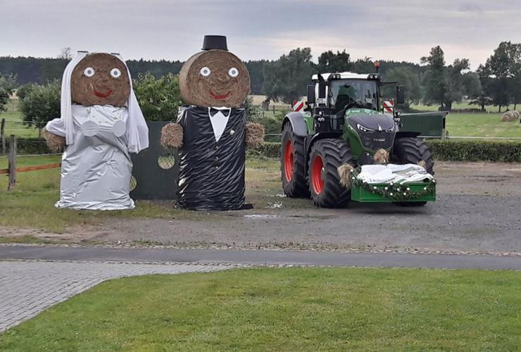 Strohpuppen Hochzeit
 Von Riesen Emoji bis Minion Das machen Landwirte aus