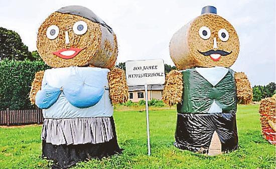 Strohpuppen Hochzeit
 Jubiläum Doppeldorf heute zum Fototermin gebeten