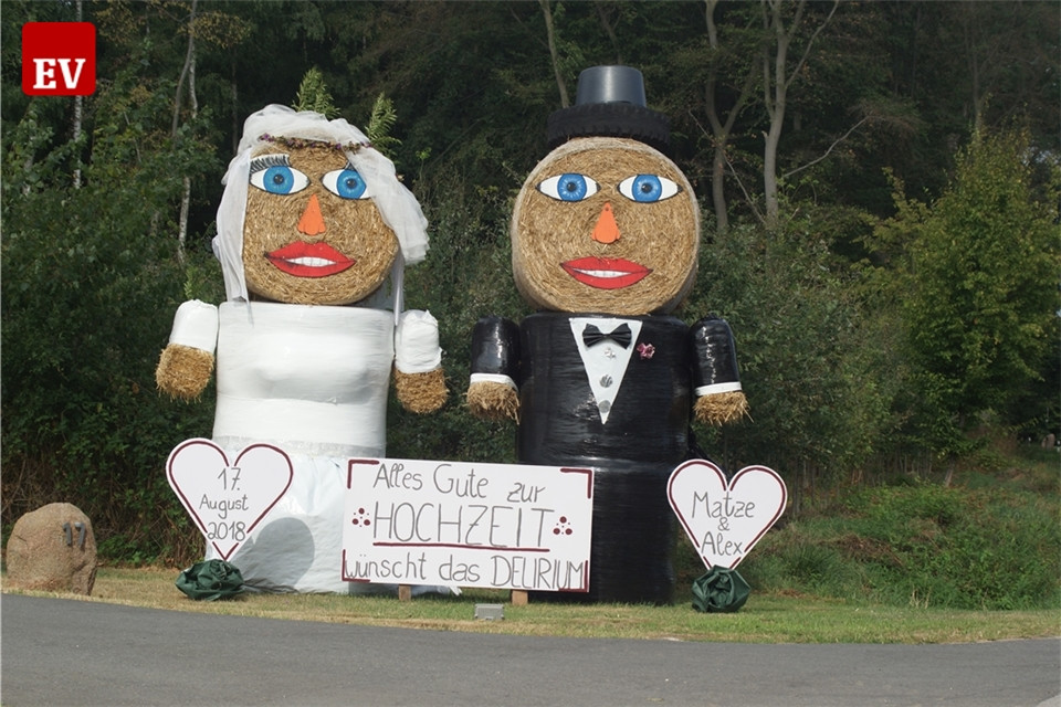 Strohpuppen Hochzeit
 Strohpuppen Hochzeit