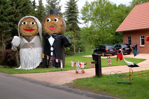 Strohpuppen Hochzeit
 Bild 2 aus Beitrag Brautfahrt im Riesenhäcksler mit 800