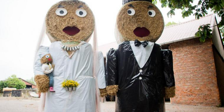 Strohpuppen Hochzeit
 Brautvater baut Hochzeitspaar als Strohfiguren in Sehnde