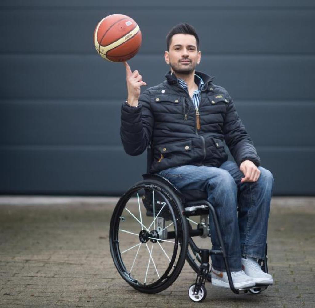 Tan Caglar Hochzeit
 Tan Caglar spielt Rollstuhlbasketball im Knast WELT