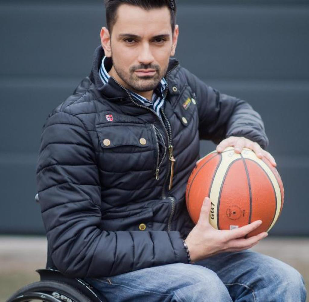 Tan Caglar Hochzeit
 Tan Caglar spielt Rollstuhlbasketball im Knast WELT