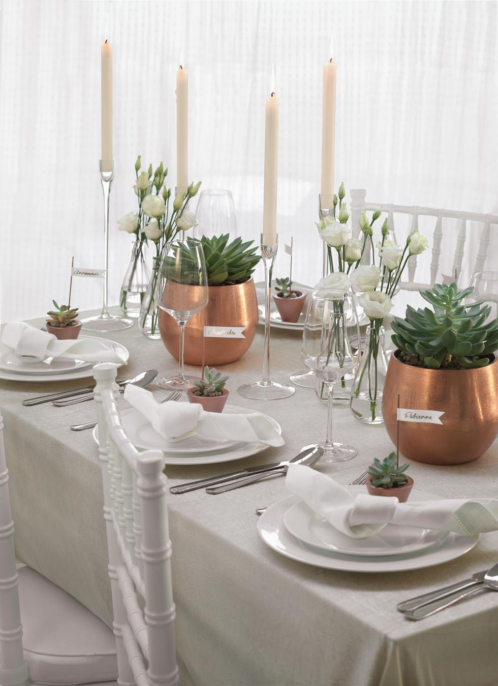 Tischdekoration Hochzeit
 Tischdekoration mit Sukkulenten und kupferfarbenen Vasen