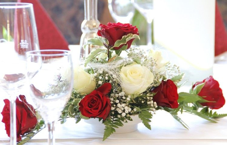 Tischgesteck Hochzeit
 Tischgesteck für Hochzeit rote und weiße Rosen