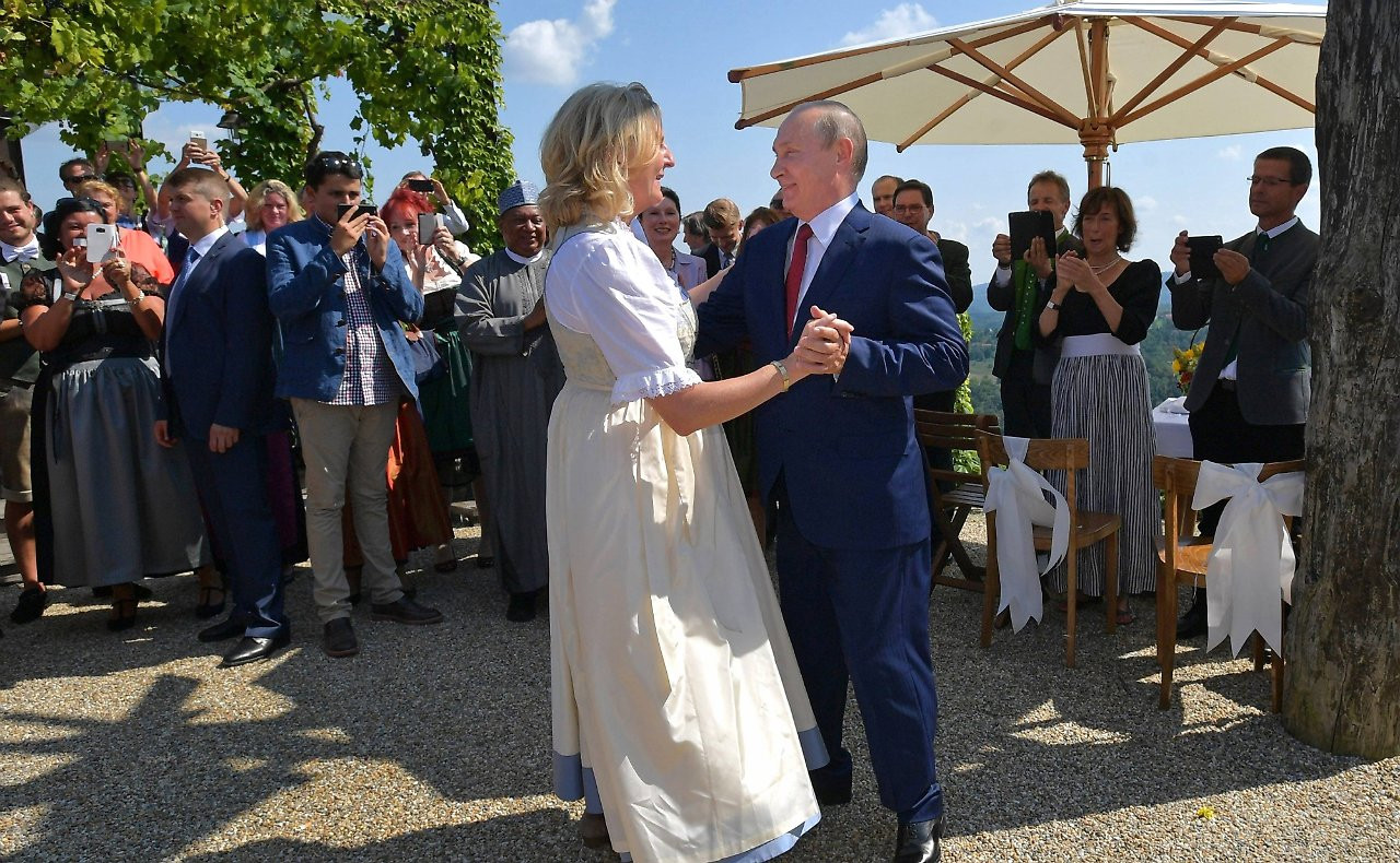 Trinkspruch Hochzeit
 Zu Gast auf Kneissl Hochzeit Putin unterhält mit