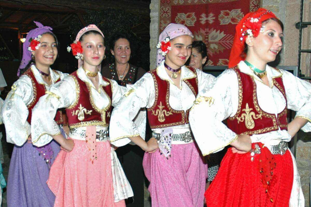 Türkische Hochzeit Kleidung
 Türkische Hochzeitsbräuche weddix