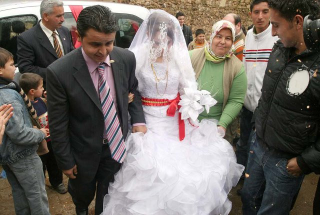 Türkische Hochzeit Rotes Band
 Henna Nacht statt Polterabend