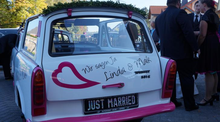 Überraschung Für Hochzeit
 Überraschung Brautvater baut Trabi Gespann für Hochzeit