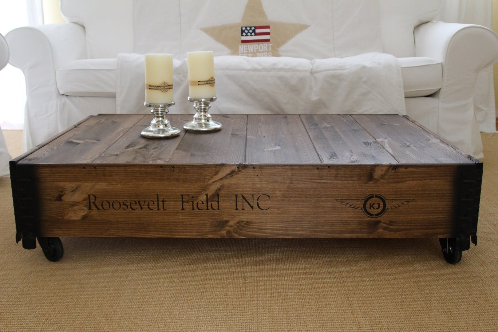 Vintage Couchtisch
 Couchtisch "Roosevelt Field" dunkel