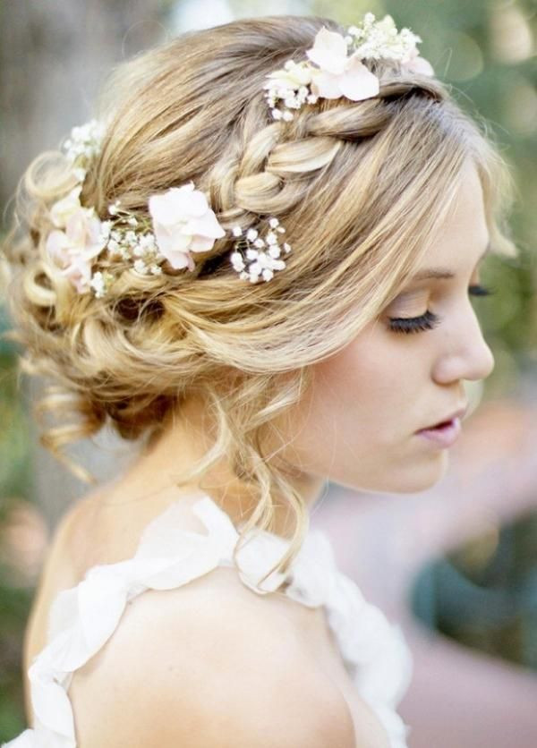 Vintage Frisuren Hochzeit
 Krone Frisur mit Blumen und Deko Steinen